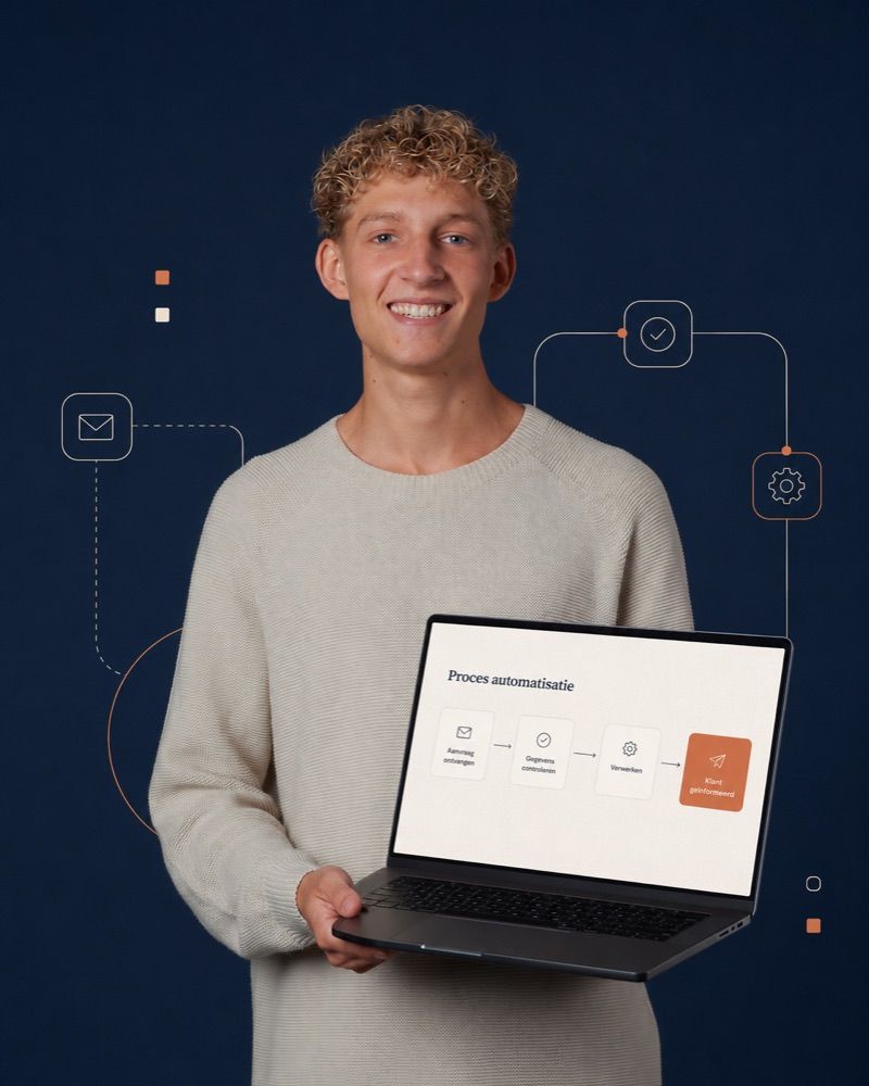 De bouwer achter Upmorrow met een laptop waarop een proces loopt van aanvraag tot bevestiging